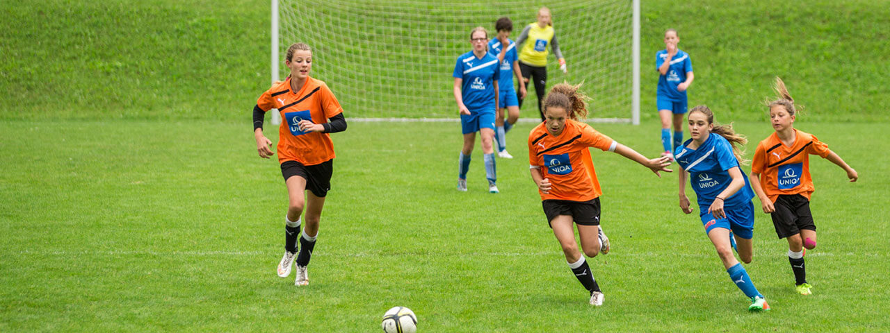 Mädchen spielen Fußball bei einem Wettbewerb in ihrer Schule.